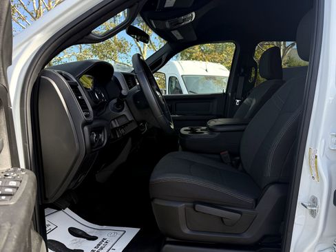 Used 2024 RAM 2500 Tradesman w/ Chrome Appearance Group image 14