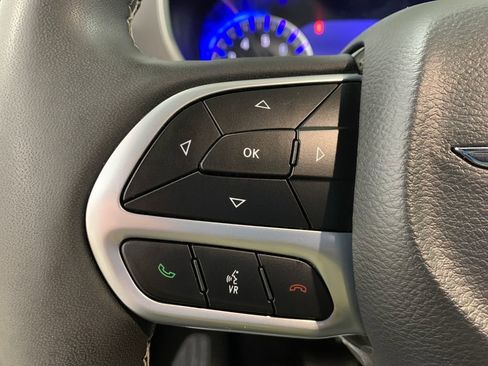 Used 2025 Chrysler Pacifica Select FWD image 11