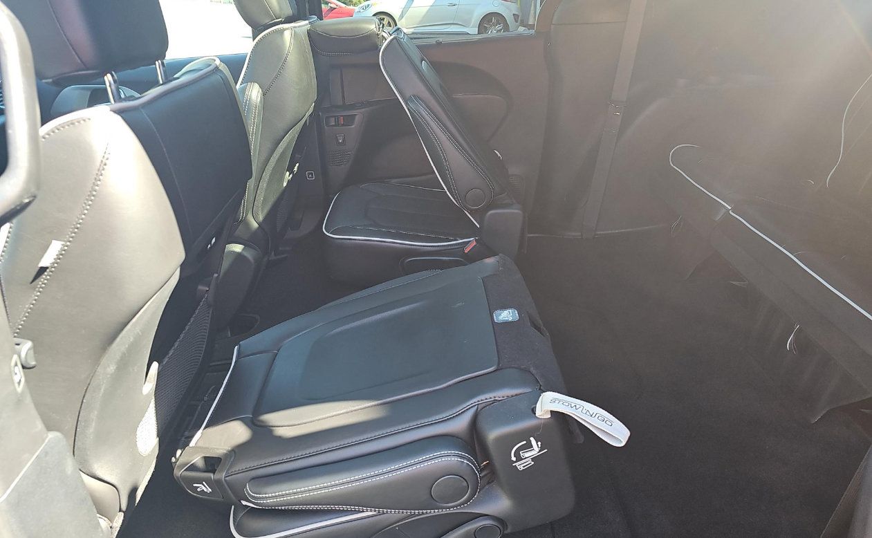 Used 2025 Chrysler Pacifica Limited FWD image 7