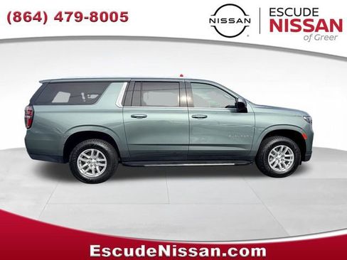Used 2024 Chevrolet Suburban LT RWD image 2