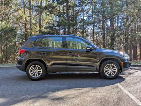 Used 2017 Volkswagen Tiguan S image 9