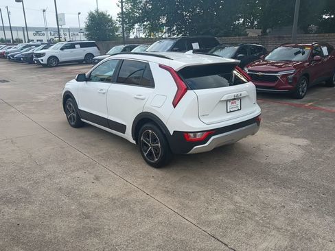 Used 2025 Kia Niro LX FWD image 8