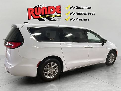 Used 2025 Chrysler Pacifica Select FWD image 6