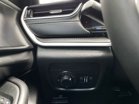 Used 2025 Jeep Grand Cherokee Altitude RWD image 14