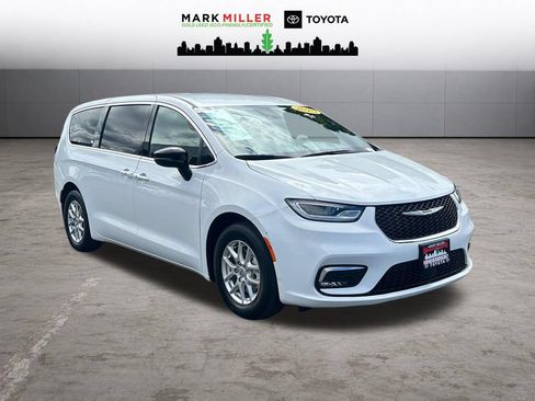 Used 2025 Chrysler Pacifica Select FWD image 7