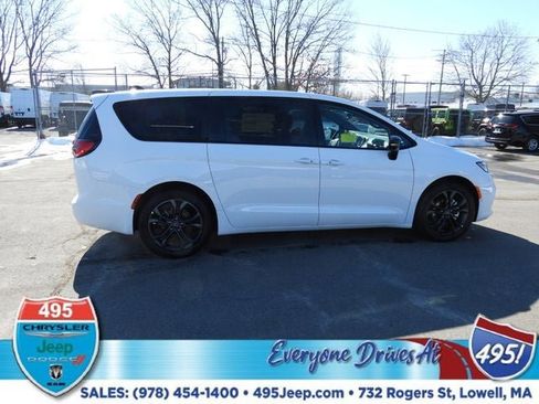 New 2026 Chrysler Pacifica Select image 6