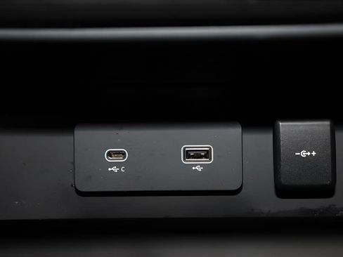 Used 2023 Land Rover Defender 110 X-Dynamic SE image 43