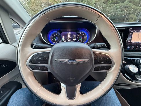 Used 2020 Chrysler Pacifica Limited image 19