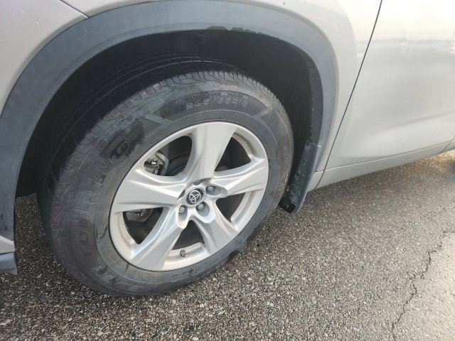 Used 2023 Toyota Highlander LE FWD image 2