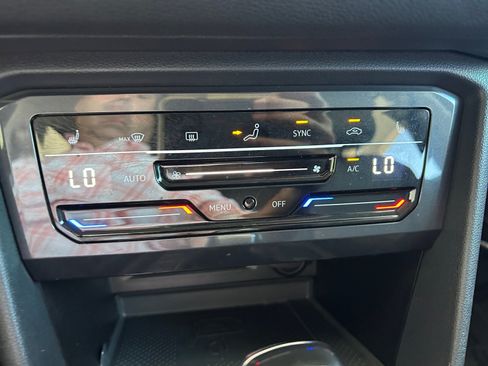 Used 2022 Volkswagen Tiguan SE FWD image 16