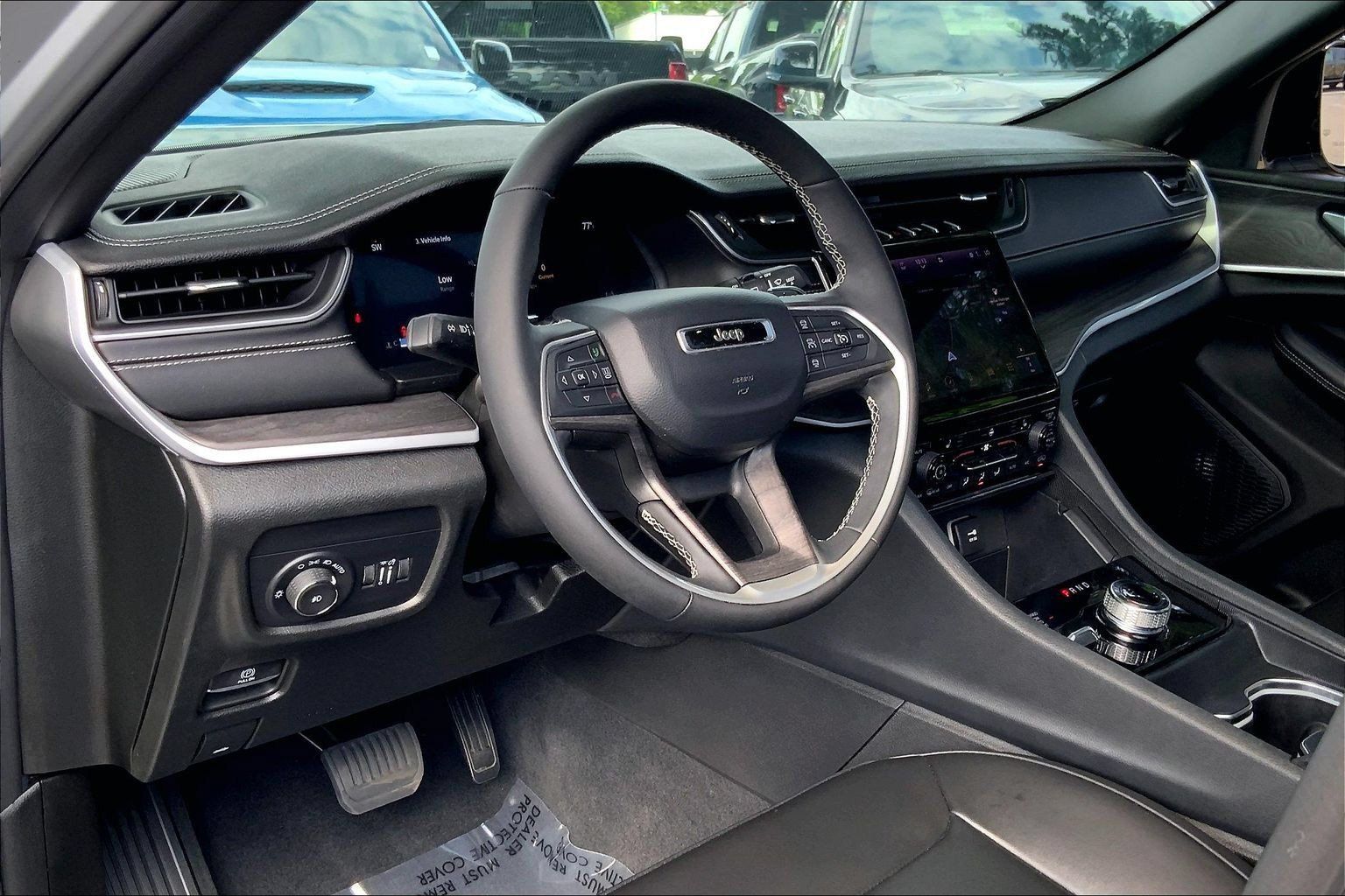 Certified 2025 Jeep Grand Cherokee Limited w/ Black Appearance Package AWD/4WD image 15