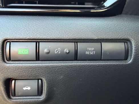 Certified 2022 Nissan Sentra SR w/ Lighting Package FWD image 8