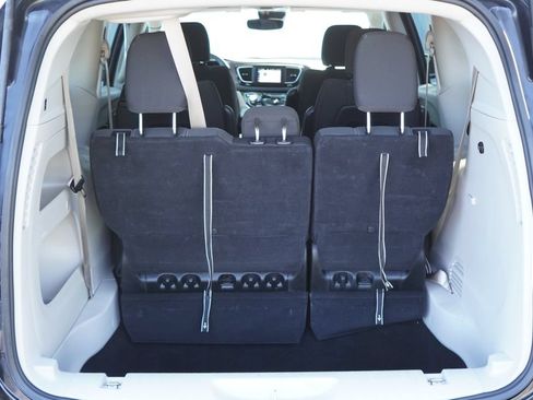 Used 2023 Chrysler Voyager LX FWD image 8