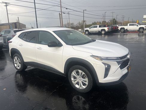 Used 2024 Chevrolet Trax LS image 2