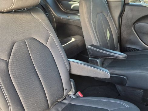 Used 2019 Chrysler Pacifica Touring Plus w/ S Appearance Package FWD image 17