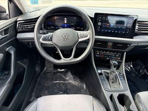 Used 2025 Volkswagen Jetta SE FWD image 14