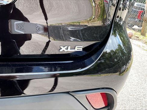Used 2022 Toyota Highlander XLE FWD image 10