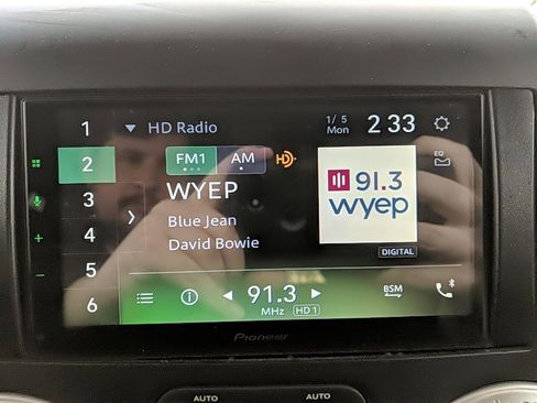 Used 2012 Jeep Wrangler Unlimited Sahara image 12