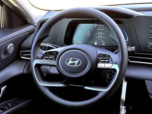 Used 2024 Hyundai Elantra SE image 31