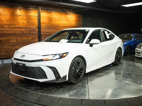 Used 2025 Toyota Camry SE image 2