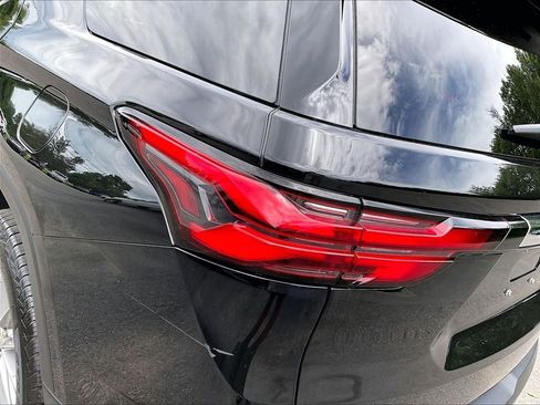 Used 2023 Chevrolet Traverse LT AWD/4WD image 33