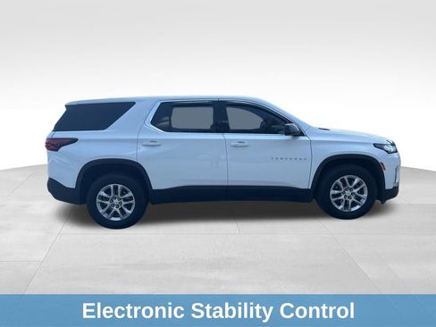 Used 2022 Chevrolet Traverse LS image 10