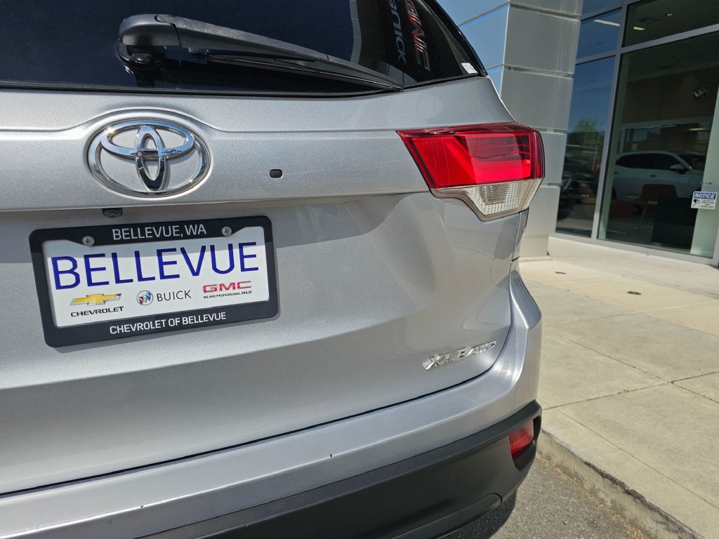 Used 2019 Toyota Highlander XLE AWD/4WD image 17