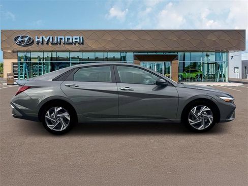 Used 2025 Hyundai Elantra Sport FWD image 9