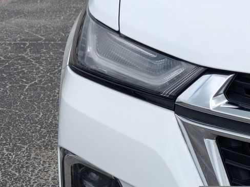 Used 2023 Chevrolet Traverse LT image 10