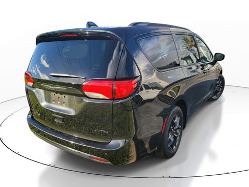 Used 2020 Chrysler Pacifica Limited w/ Advanced Safetytec Group FWD image 4