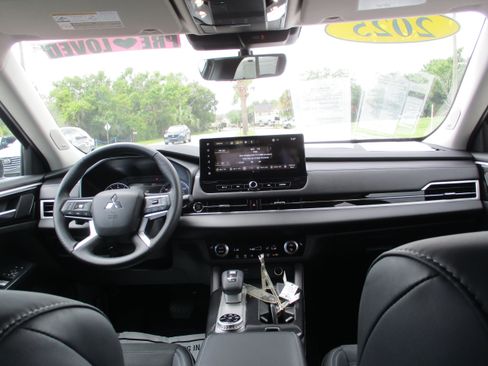 Used 2025 Mitsubishi Outlander SE FWD image 13