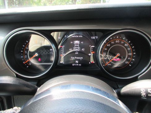 Used 2018 Jeep Wrangler Unlimited Sahara AWD/4WD image 12