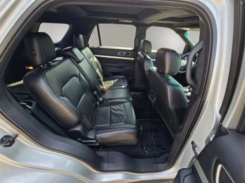 Used 2017 Ford Explorer XLT w/ Equipment Group 202A AWD/4WD image 14