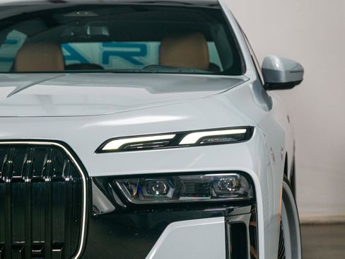 Used 2024 BMW 740i w/ Premium Package 2 RWD image 21