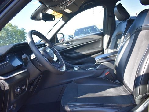 Used 2024 Jeep Grand Cherokee Altitude image 25