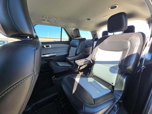 Used 2022 Ford Explorer XLT w/ Equipment Group 202A image 7