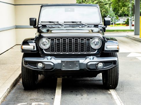 Used 2024 Jeep Wrangler Unlimited AWD/4WD image 2