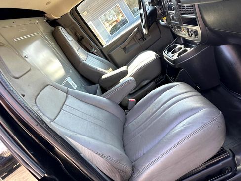 Used 2018 Chevrolet Express 2500 w/ Driver Convenience Package image 21