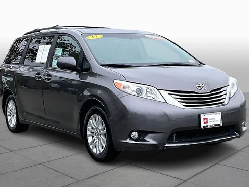 Used 2017 Toyota Sienna XLE image 2