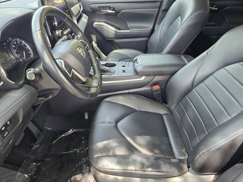 Used 2023 Toyota Highlander XLE FWD image 8
