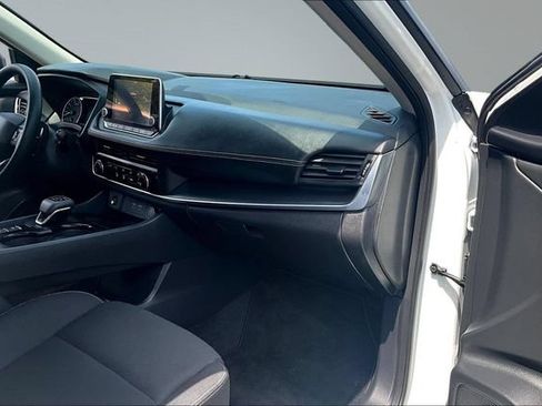 Used 2025 Nissan Rogue S FWD image 25