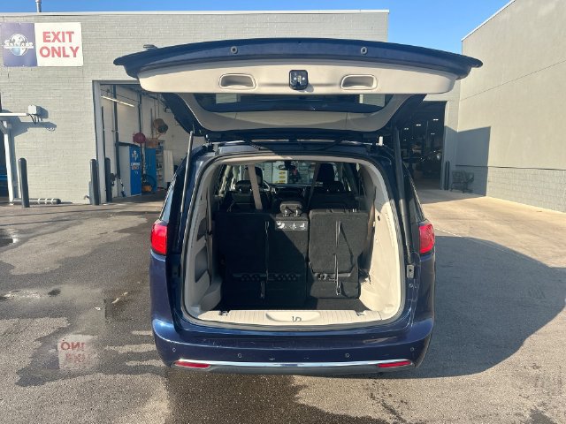 Used 2018 Chrysler Pacifica Touring-L FWD image 26