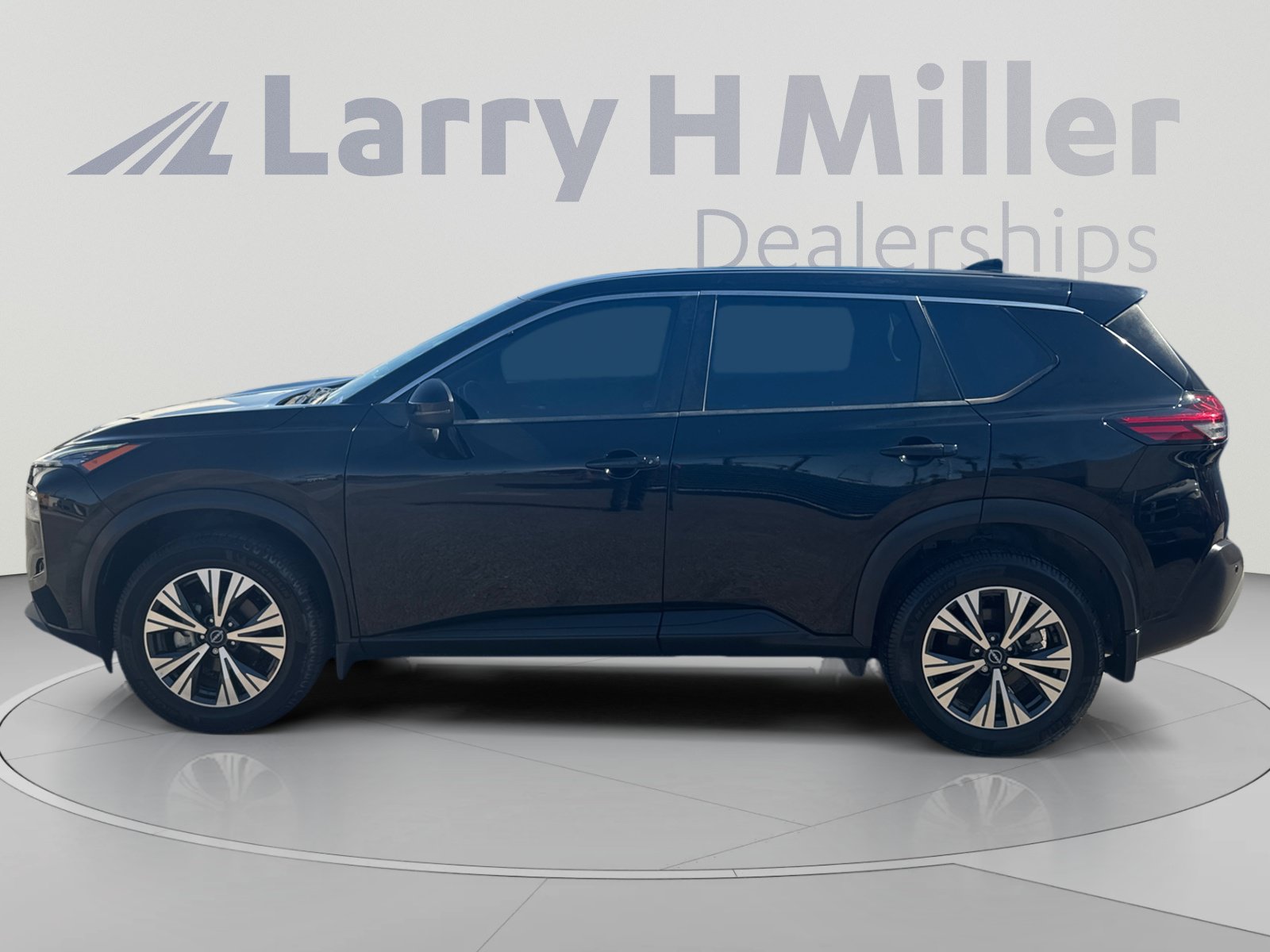 Used 2022 Nissan Rogue SV AWD/4WD image 2