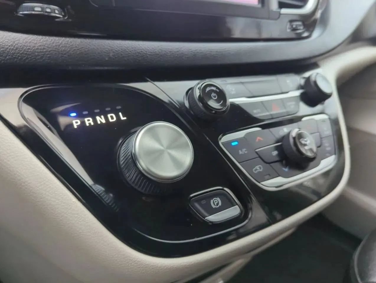 Used 2023 Chrysler Voyager LX FWD image 19