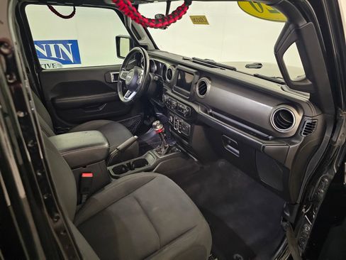 Used 2020 Jeep Wrangler Unlimited Sahara AWD/4WD image 28