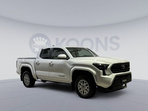 Used 2025 Toyota Tacoma SR5 image 14