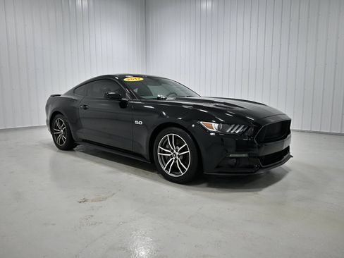 Used 2017 Ford Mustang GT RWD image 3