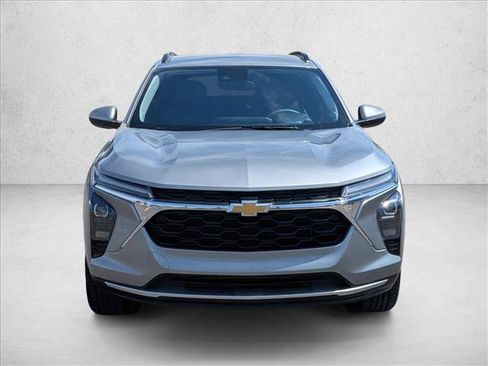 Used 2025 Chevrolet Trax LT FWD image 2