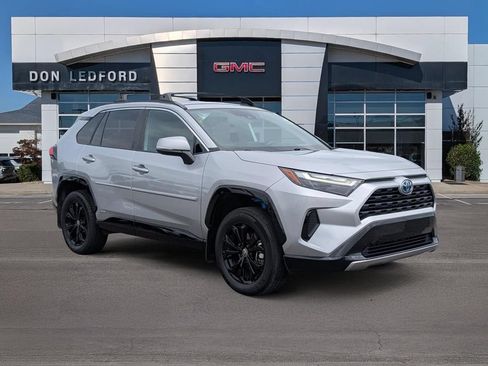 Used 2022 Toyota RAV4 SE w/ SE Grade Weather Package AWD/4WD image 1