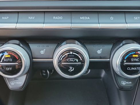 Used 2023 Genesis G70 2.0T image 16